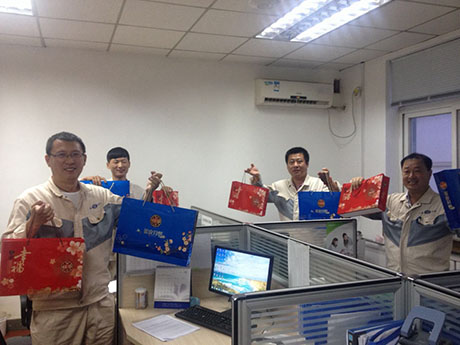  公司為員工發(fā)放中秋福利